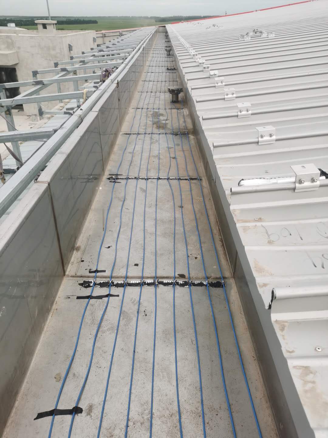 屋頂融雪電伴熱系統(tǒng)適用于居民住宅、機(jī)場(chǎng)、火車(chē)站、體育館 